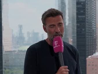 Jürgen Klopp äußert sich bei Magenta TV erstmals nach dem Aus von Julian Nagelsmann zur vakanten Stelle als Bundestrainer. Grundsätzlich ist er für Gespräche offen, bittet aber um Zeit. Außerdem hat er noch einen Vertrag mit Red Bull.