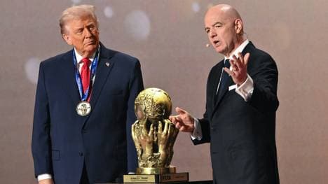 Infantino (r.) mit Trump bei der Vergabe im Dezember