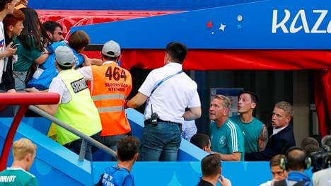 Mesut Özil (r.) lieferte sich nach der Niederlage gegen Südkorea eine verbale Auseinandersetzung mit Fans