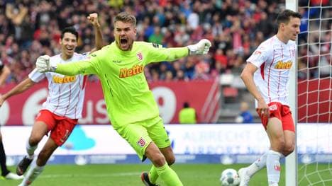 Regensburgs Torwart Alexander Meyer legte per Kopf den späten Ausgleich auf