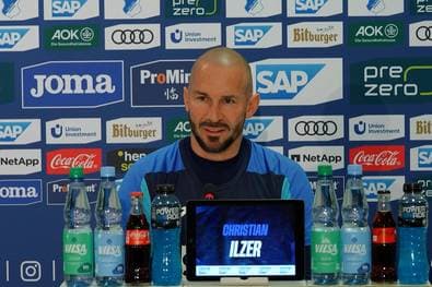 Deutet sein Coach hier einen Asllani-Wechsel an?