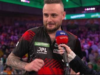 Joe Cullen flucht nach dem Spiel gegen Bradley Brooks im Interview und bemerkt direkt, dass eine Strafe auf ihn zukommen wird.