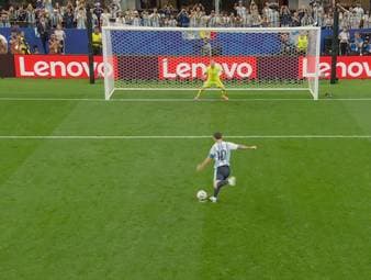 Beim Stand von 0:0 vergibt Messi einen Elfmeter - und das deutlich. Einen solchen Fehler ist man vom Argentinier sonst nicht gewohnt.