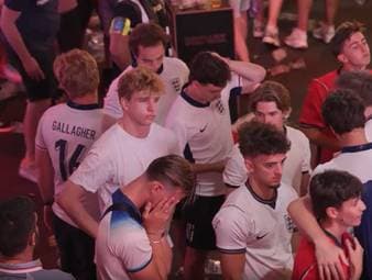Nach der bitteren 1:2-Niederlage im WM-Halbfinale gegen Argentinien sitzt der Frust bei den englischen Anhängern tief. Die Fans kritisieren auch Thomas Tuchel für die passive Spielweise.