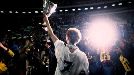 Dieter Eilts mit dem Pokal nach dem Finale gegen Monaco im Europapokal der Pokalsieger 1992