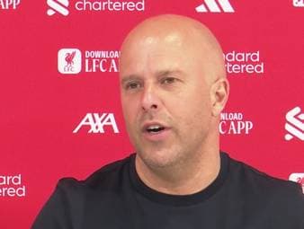 Der Liverpool FC feiert einen 3:1-Sieg gegen den Crystal Palace, doch Trainer Arne Slot zeigt sich nach Abpfiff nicht vollständig zufrieden mit der Schiedsrichterleistung. Besonders eine strittige Szene vor dem Treffer von Munoz steht im Fokus, in die auch Palace-Trainer Oliver Glasner involviert war.