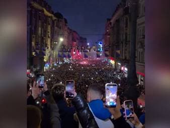 Bosnien-Herzegowina feiert die zweite WM-Teilnahme in seiner Geschichte. In Sarajevo herrscht Ausnahmezustand - Stürmer-Star Edin Dzeko postet Live-Videos aus der Partynacht.