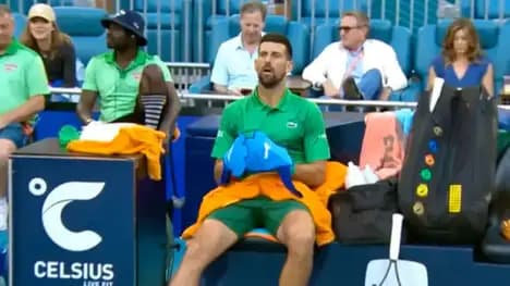 Novak Djokovic sorgte mit seinen Handschuhen für Rätsel
