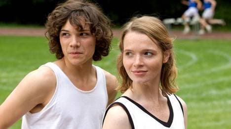 Sebastian Urzendowsky (mit Karoline Herfurth) als Marie Ketteler, das Film-Alter-Ego von Heinrich / Dora Ratjen