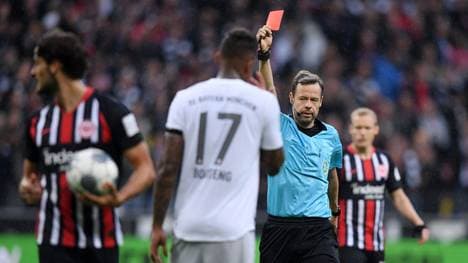 Markus Schmidt zeigt Jerome Boateng die Rote Karte