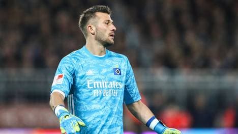 HAMBURG, GERMANY - SEPTEMBER 16: Daniel Heuer Fernandes of Hamburger SV reacts during the Second Bundesliga match between FC St. Pauli and Hamburger SV at Millerntor Stadium on September 16, 2019 in Hamburg, Germany. (Photo by Martin Rose/Bongarts/Getty Images)