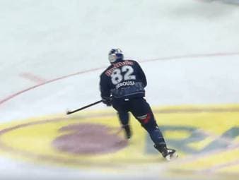 Spitzenspiel im Rennen um die bessere Playoff-Platzierung? Das haben die Münchner wohl zu ernst genommen. Mit 10:1 deklassieren sie Straubing in einer denkwürdigen Partie.