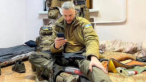 NAVI-Gründer Alexander Kokhanovskyy in Kampfmontur 