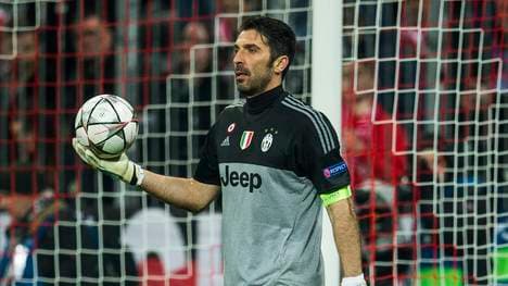 Gianluigi Buffon von Juventus mit Ball in der Hand