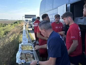 Stau! Regionalliga-Spieler bekommen Essen auf Leitplanke