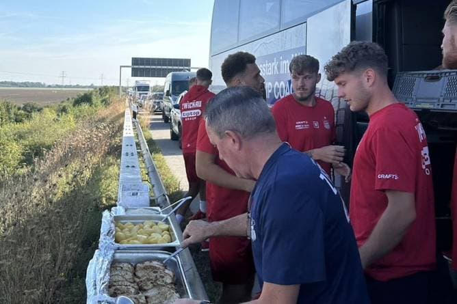 Stau! Regionalliga-Spieler bekommen Essen auf Leitplanke