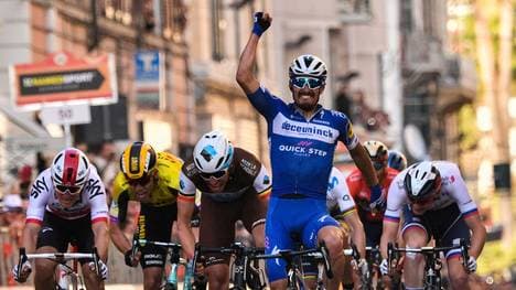 Julian Alaphilippe jubelt bei der Ziellinien-Überfahrt in Sanremo