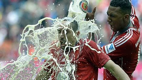 Einvernehmliche Bierdusche: Jerome Boateng (r.) auf Franck Ribery