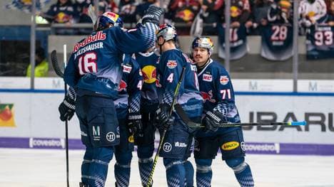 Der Spitzenreiter bejubelt seinen Sieg im Topspiel