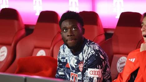 Mit seinem Bankplatz dürfte Alphonso Davies nicht zufrieden sein