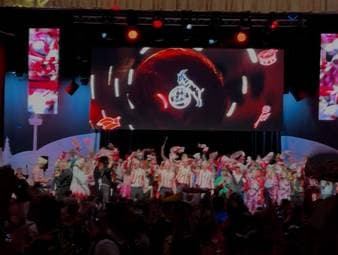Die Spielerinnen und Spieler des 1. FC Köln feiern Karneval mit ausgelassener Stimmung und kreativen Kostümen. Am Ende sorgt dann die FC-Hymne noch einmal für einen Gänsehautmoment.