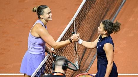 Sabalenka (l.) steht im Endspiel