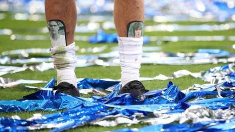 Marcos Alonso trugt im FA-Cup-Finale Schienbeinschonern mit den Bildern seines Großvaters Marquitos und seinen Vaters Marco Alonso 