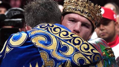 Canelo Alvarez und Gennadiy Golovkin umarmten sich nach ihrem dritten Fight