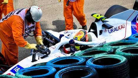 Mick Schumacher krachte im 3. Training in Ungarn in die Reifenstapel