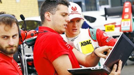 Mick Schumacher mit Ingenieuren und Technikern