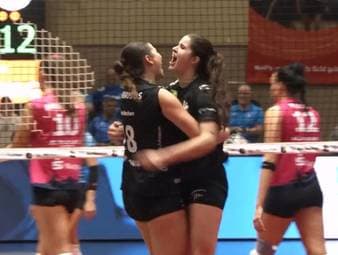 Was für ein packendes Auftakt-Spiel! Die Ladies in Black Aachen behalten im fünften Satz gegen den VC Wiesbaden die Oberhand.