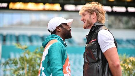 Floyd Mayweather (l.) und Logan Paul treffen in Miami aufeinander