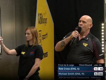 Spannung pur in Hildesheim! Rob Cross schlägt Michael Smith im Decider. Dabei kommt es zu einer kuriosen Situation.