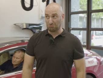 Ein Elektroauto, dass über 1,6 Millionen Kilometer schafft? Wir haben diesen außergewöhnlichen Tesla im Gebrauchtwagen-Check! Außerdem testet Chris das erschwinglichste Elektroauto Deutschlands und treibt den neuen Dacia Spring auf Top Speed. Im Studio: Münchens größter Taxi-Unternehmer mit eigener Elektro-Flotte.
