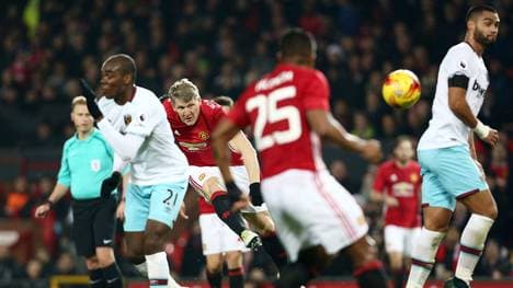 Bastian Schweinsteiger (M.) setzte in der Schlussphase gegen West Ham auch eine Torschuss ab