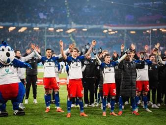 Luka Vuskovic sorgt mit 18 Jahren für Aufsehen. Sein bärenstarker Auftritt gegen den FC Bayern könnte beim Rekordmeister Begehrlichkeiten geweckt haben. Der Podcast „Die Bayern-Woche“ ordnet die Situation ein.