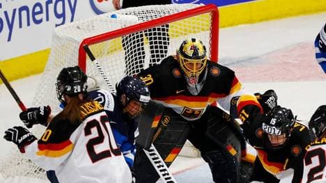 Ex-Torhüterin Jennifer Harß (m.) nun in WADA-Kommission