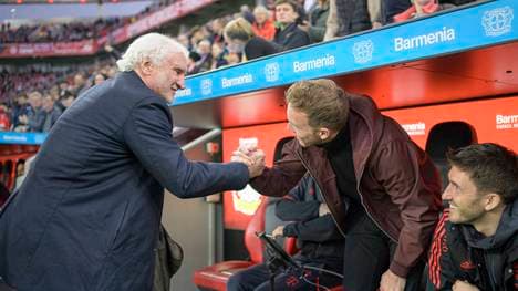 Rudi Völler (l.) klatscht mit Julian Nagelsmann ab