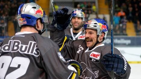 Nationalspieler Yannic Seidenberg (r.) spielt seit 2013 für den EHC München