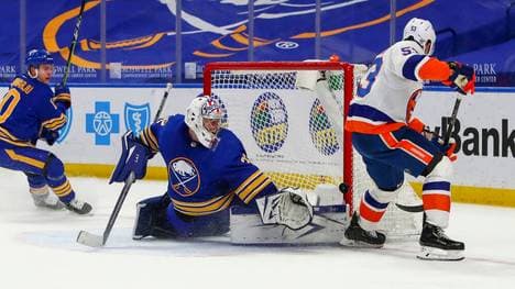 Michael Houser (M.) feiert mit 28 Jahren sein Debüt in der NHL