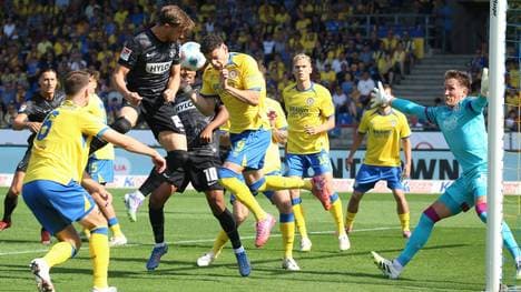 Viele Zweikämpfe zwischen Braunschweig und Elversberg