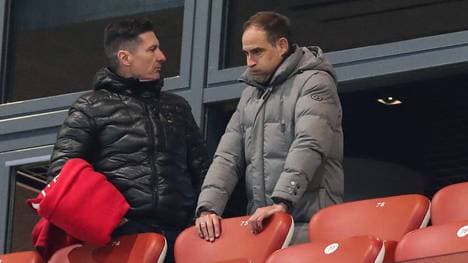 Leipzigs Vorstandsvorsitzender Oliver Mintzlaff (r.) hat alle Hände voll zu tun