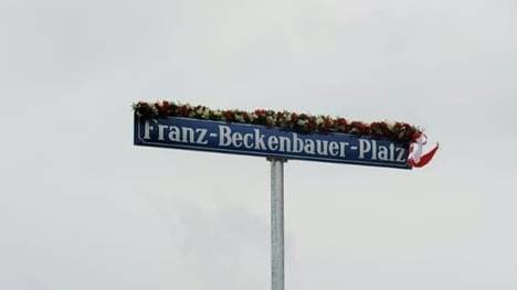 Neues Straßenschild am Beckenbauer-Platz