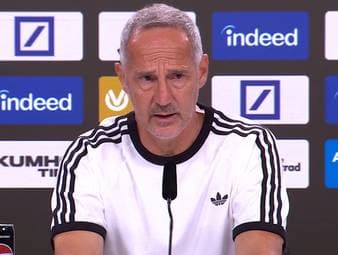 Frankfurt-Trainer Adi Hütter spricht nach dem 1:4-Heimdebakel gegen Augsburg über die Gründe für die deutliche Niederlage. Trotz einer 1:0-Führung zur Pause gab die SGE das Spiel in der zweiten Hälfte aus der Hand.