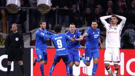 Pavel Kaderabek (3.v.l.) hält Hoffenheim mit seinem späten Ausgleichstor im Rennen um das Weiterkommen in der Champiuons League