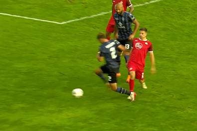 "Astreine Schwalbe" - und der Schiri fällt drauf rein