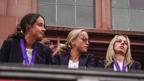 Sara Däbritz (l.) beendet ihre DFB-Laufbahn