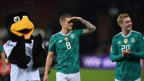 Toni Kroos und Julian Brandt spielten auch schon im Test gegen Brasilien Ende März in grünen Trikots