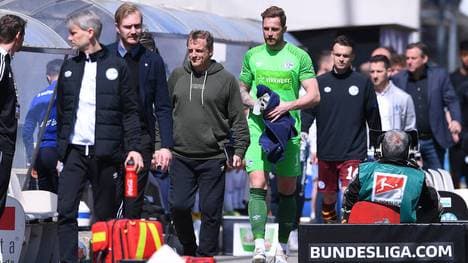 Mike Büskens (M.) und Ralf Fährmann (r.) müssen Schalke verlassen