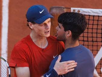 Carlos Alcaraz spricht nach dem Sieg gegen Arthur Rinderknech bei den US Open über seine wachsende Rivalität mit Jannik Sinner. Der Spanier sieht Parallelen zu den 'Großen Drei'.